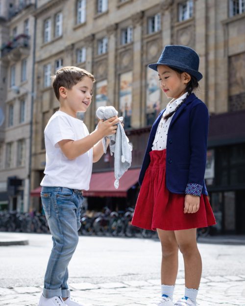 Chapeau-denim-enfant-bleu-marine-porte