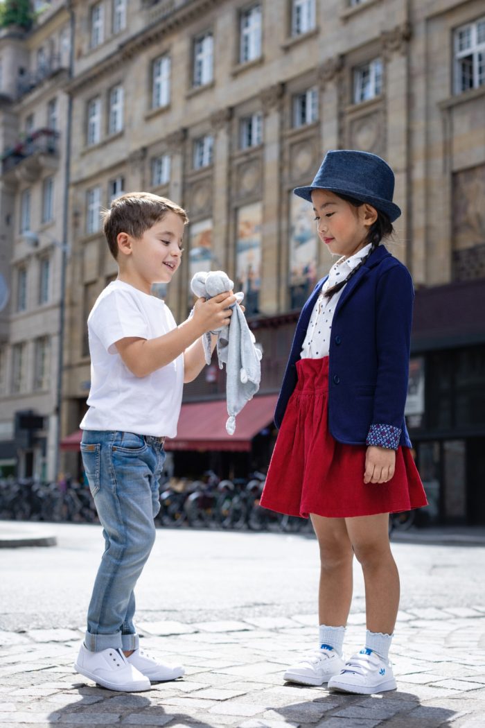 Chapeau-denim-enfant-bleu-marine-porte
