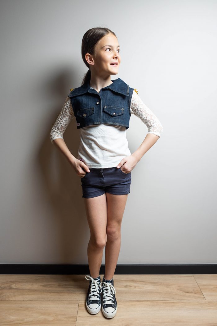 Mini-veste-jean-fille-details-dores-2